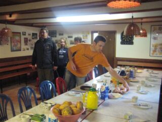 13Letzte-Vorbereitungen-zum-gemeinsamen-Frühstück