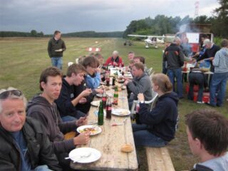 24Soweit-das-Auge-reicht-nur-zufriedene-Gesichter