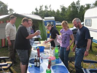 40Gemeinsames-Abwaschen-nach-gemeinsamen-Grillen