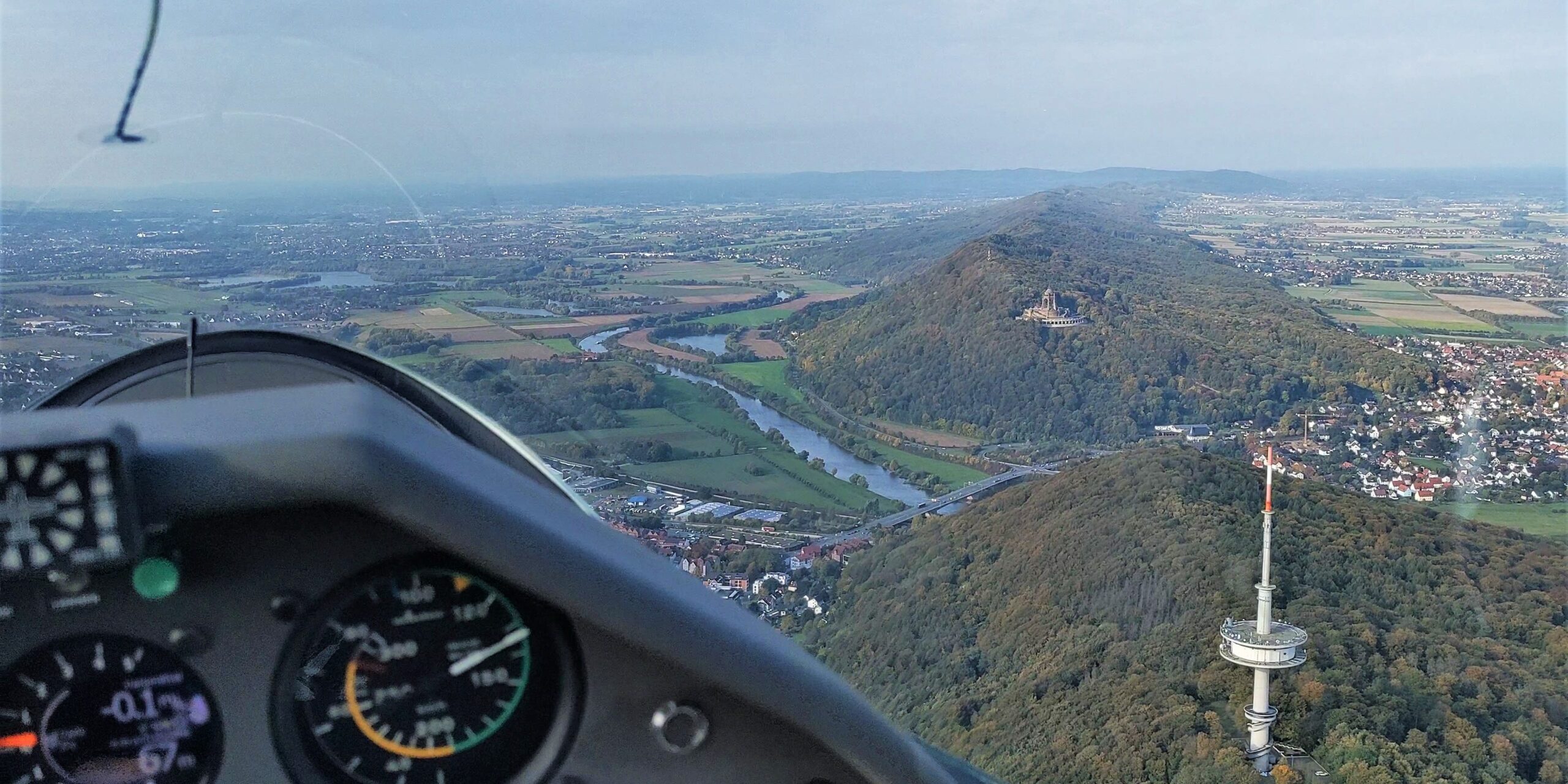 PXL_20211020_092338865_Moment (2) Vorbei an den zwei Wahrzeichen des Wiehengebirges - der Fernsehturm und das Kaiser-Wilhelm-Denkmal im Hintergrund